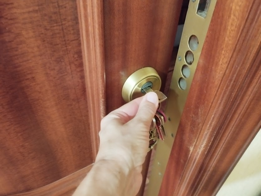 Atentos ás marcas nas portas que poden deixar os ladróns para comprobar se a casa está baleira